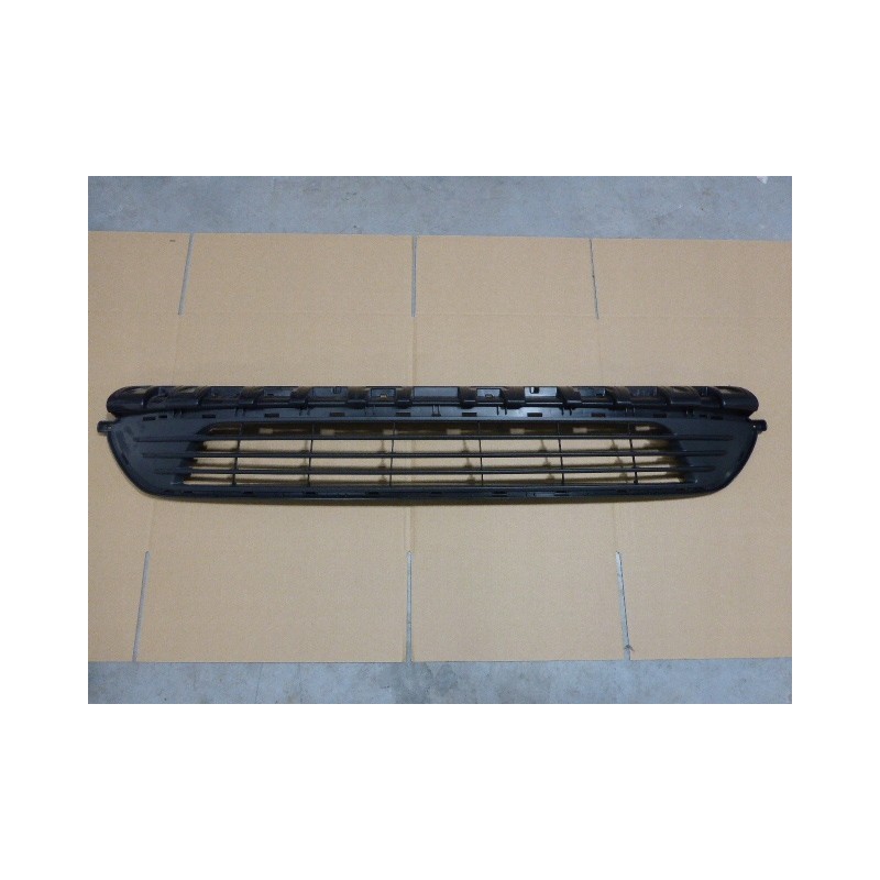 ATRAPA KRATKA ŚRODKOWA ZDERZAKA OPEL VIVARO 2014-