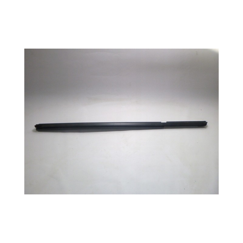 LISTWA ZGARNIAJĄCA DRZWI PRAWY TYŁ INFINITI Q50