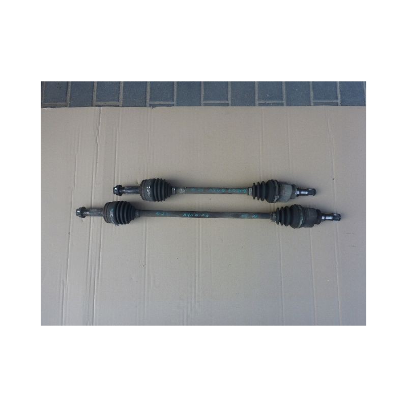 PÓŁOŚ LEWA KRÓTKA TOYOTA AYGO C1 107 1.0