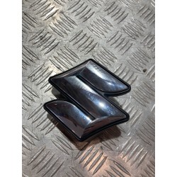 EMBLEMAT ZDERZAKA PRZÓD SUZUKI SX4 S-CROSS 16- LIFT