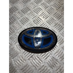 EMBLEMAT ZDERZAKA PRZÓD TOYOTA RAV4 V 19-