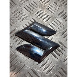 EMBLEMAT ZDERZAKA PRZÓD SUZUKI SWIFT MK8 17-