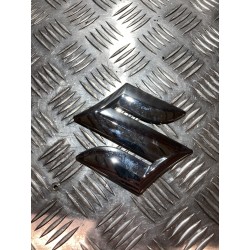 EMBLEMAT ZDERZAKA PRZÓD SUZUKI VITARA II III 18- LIFT