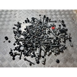 ŚRUBY ŚRUBKI NAKRĘTKI DEMONTAŻ AUDI Q2 GA 16-