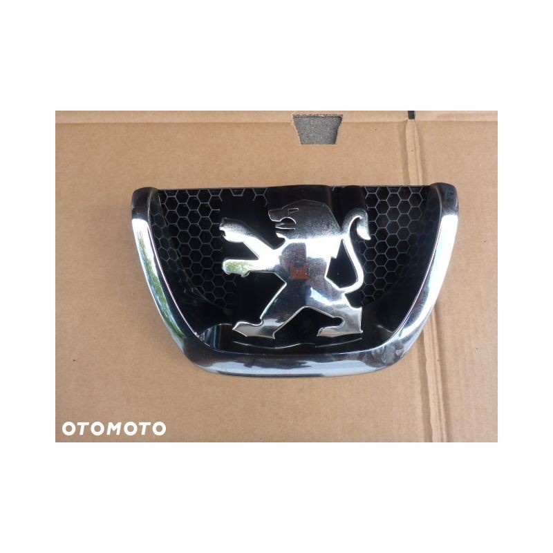 EMBLEMAT ZNACZEK ZDERZAKA PRZÓD PEUGEOT 5008 09-