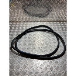 USZCZELKA DRZWI LEWY PRZÓD SUZUKI SX4 S-CROSS II 21-