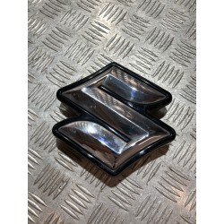 EMBLEMAT ZDERZAKA PRZÓD SUZUKI SX4 S-CROSS II 21-