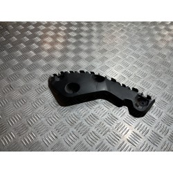 ŚLIZG ZDERZAKA TYŁ LEWY DACIA DUSTER I LIFT 13- 622210009