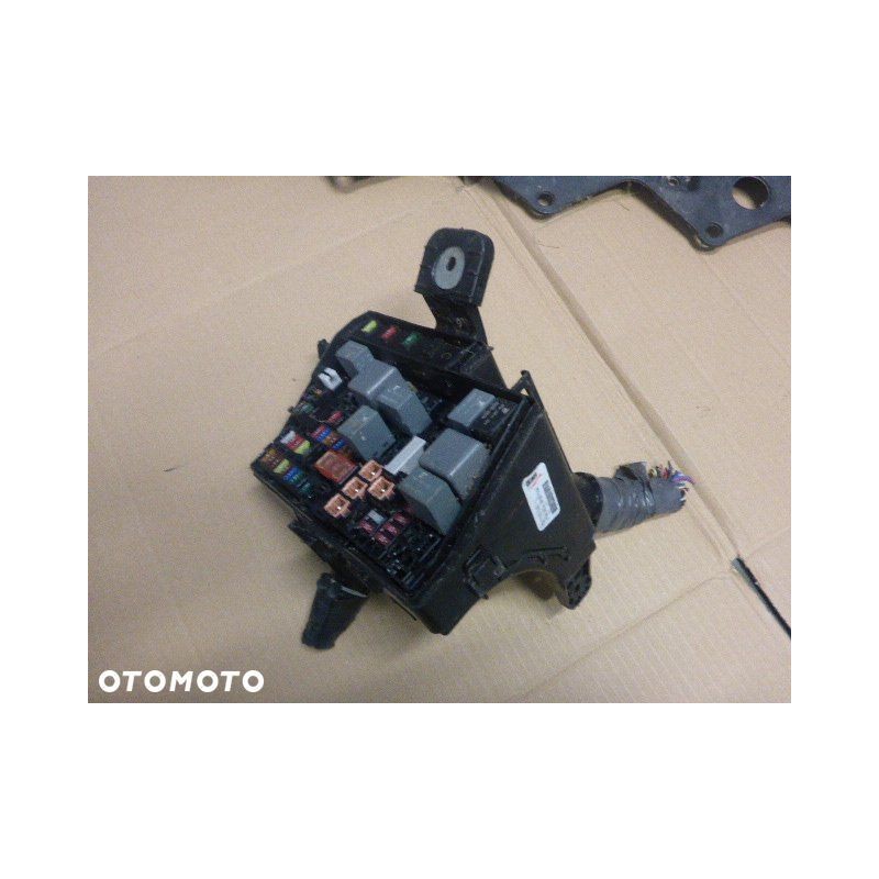 SKRZYNKA BEZPIECZNIKÓW TOYOTA YARIS 2014-