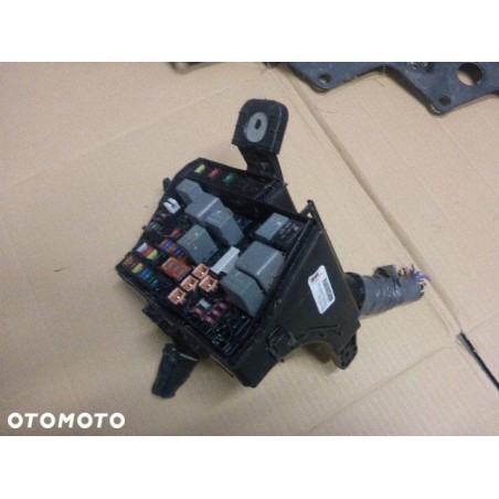 SKRZYNKA BEZPIECZNIKÓW TOYOTA YARIS 2014-