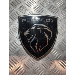 EMBLEMAT LOGO ZDERZAKA PRZÓD PEUGEOT 3008 III 23-