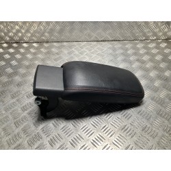 PODŁOKIETNIK MERCEDES CLA W117 CZERWONA NITKA