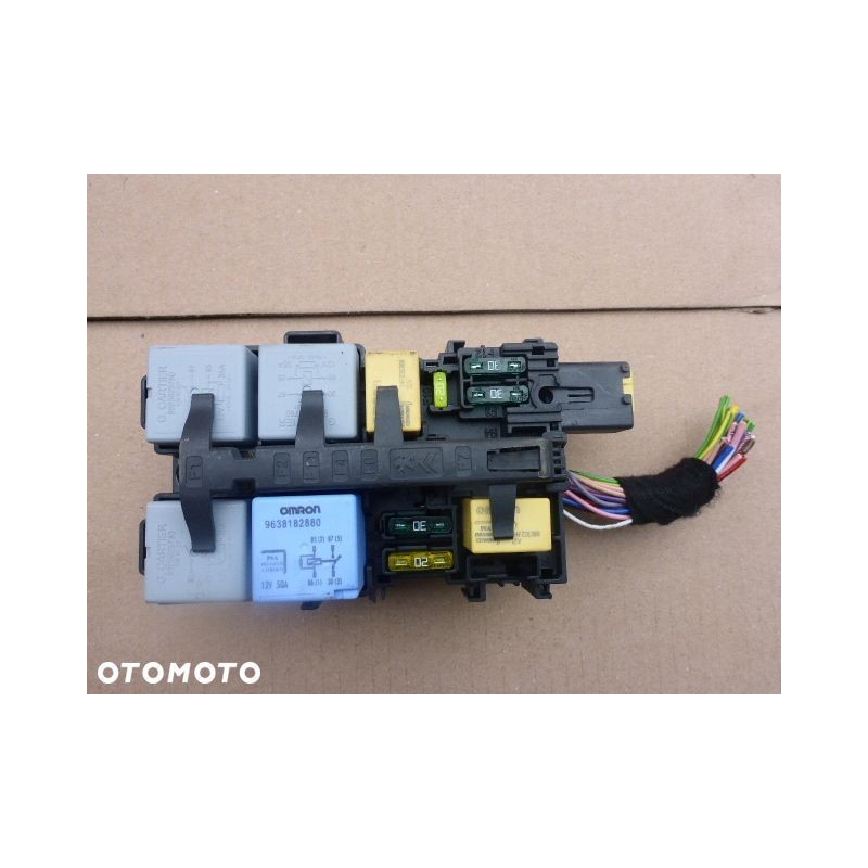 SKRZYNKA BEZPIECZNIKÓW C4 PICASSO II 9806192580