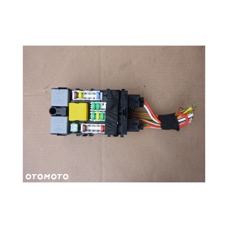 SKRZYNKA BEZPIECZNIKÓW C4 PICASSO II 9665492680