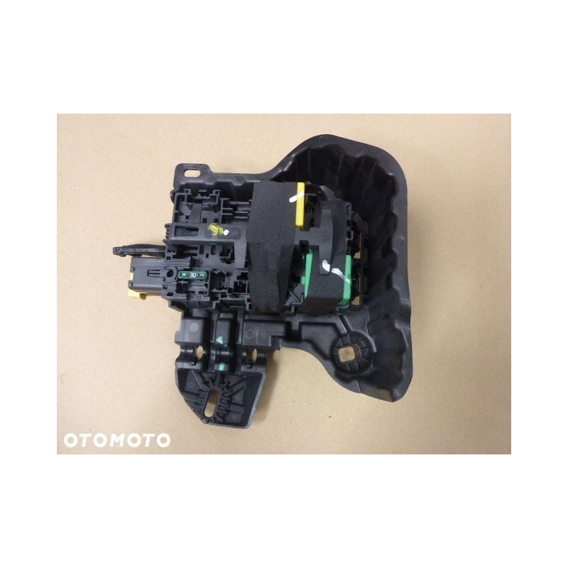 SKRZYNKA OBUDOWA BEZPIECZNIKÓW PEUGEOT 208