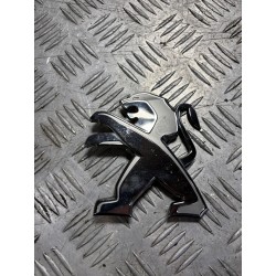 EMBLEMAT ZDERZAKA PRZÓD PEUGEOT 508 II 18-