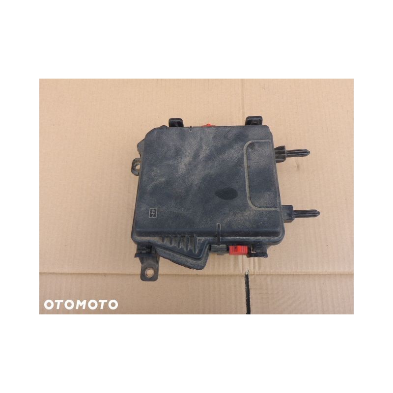 SKRZYNKA BEZPIECZNIKÓW RENAULT MEGANE III 1.6 16V