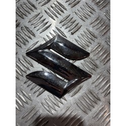 EMBLEMAT ZDERZAKA PRZÓD SUZUKI VITARA II 15-