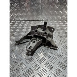 ŁAPA PODUSZKA SKRZYNI BIEGÓW OPEL CORSA F 19- 1.2 VTI 9824296180