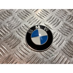 EMBLEMAT MASKI BMW 1 F70 24- ORYGINALNY DEMONTAŻ