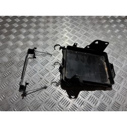 PODSTAWA MOCOWANIE AKUMULATORA SUZUKI SWIFT MK9 24- 1.2