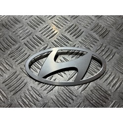 ZNACZEK LOGO EMBLEMAT PRZÓD HYUNDAI KONA II SX2 23-