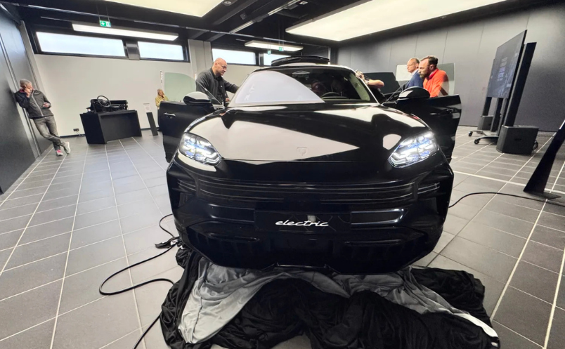 Porsche poszło na całość! Tak wygląda kokpit Cayenne Electric – to koniec przycisków?