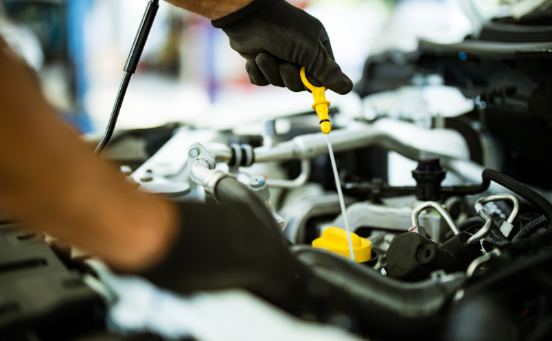 Wymiana oleju tylko według przebiegu? To częsty błąd, który może drogo kosztować