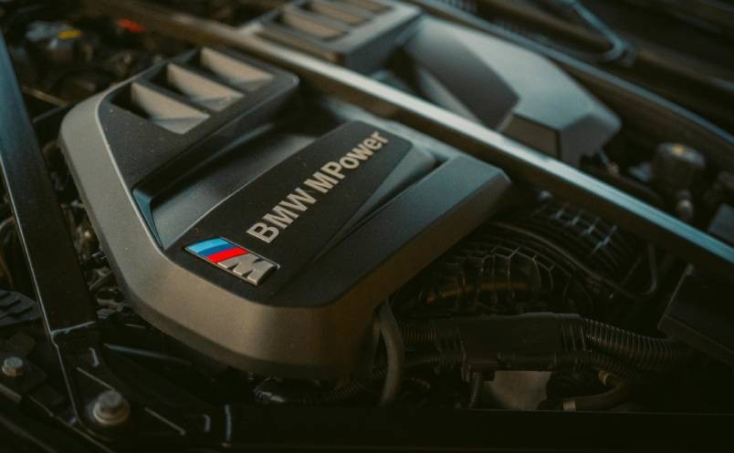 Części samochodowe z demontażu do najpopularniejszych marek – gdzie szukać sprawdzonych elementów?